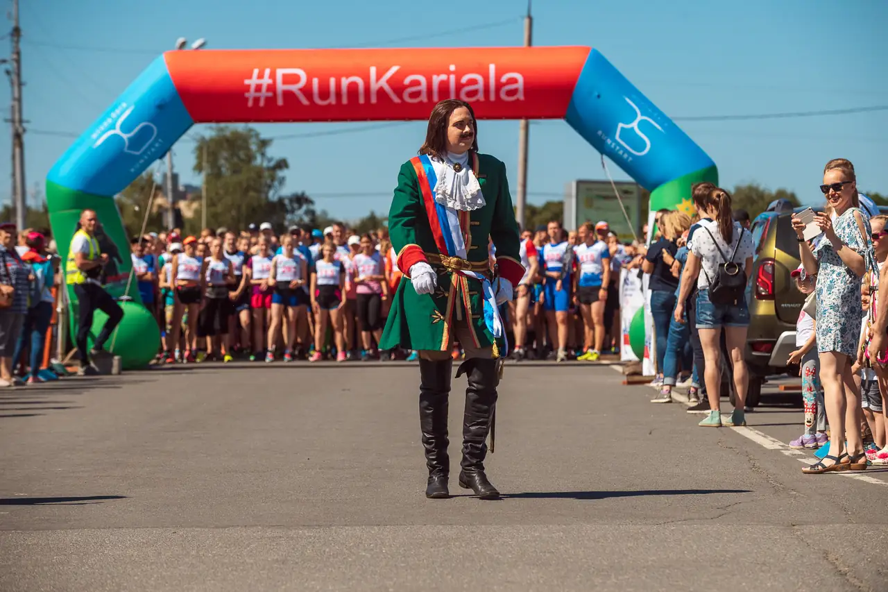 Участники в стартовой арке #RunKarjala, впереди — Пётр Первый